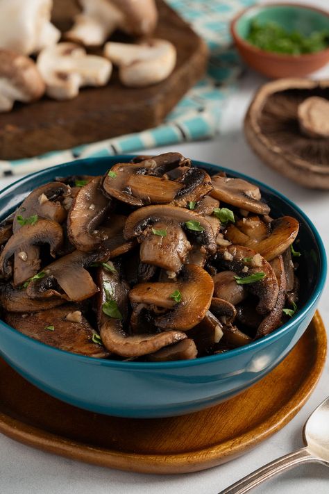 Learn how to sauté mushrooms like a pro and you’ll impress all your dinner guests with a simple yet delicious dish. Mushroom Food, Appetizer Recipes Vegetarian, Ckd Recipes, Mushroom Side Dishes, Mushroom Recipes Healthy, Mushroom Dish, Baked Dinner, Fine Cooking, Beef Recipes Easy