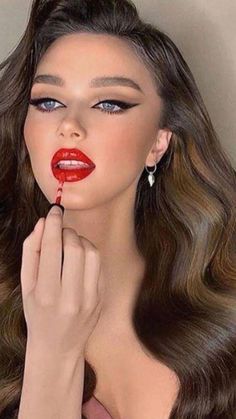 Maquillage Pin Up, Best Makeup Sets, Red Lips Makeup Look, Wedding Makeup Tutorial, Red Lipstick Makeup, Prom Makeup Looks, Classic Makeup, Red Lip Makeup, Formal Makeup