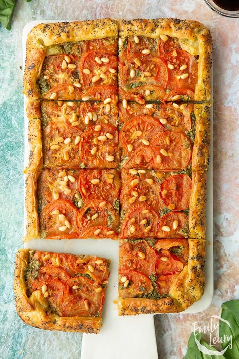 Vegan Puff Pastry Tart Vegan Summer Dinner, Puff Pastry Recipes Dinner, Vegan Puff Pastry, Vegetarian Buffet, Healthy Vegetarian Lunch, Puff Pastry Pizza, Vegan Tarts, Summer Dinner Recipes, Vegan Chocolate Recipes