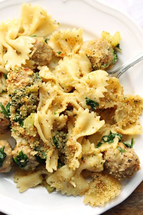 Instant Pot Italian Wedding Casserole--bowtie pasta with meatballs, spinach and parmesan topped with a buttery breadcrumb topping. Pasta With Meatballs, Frozen Italian Meatballs, Instant Pot Italian, Breadcrumb Topping, Slow Cooker Potatoes, Spinach Soup, Instant Pot Pork, Bowtie Pasta, Spinach Pasta