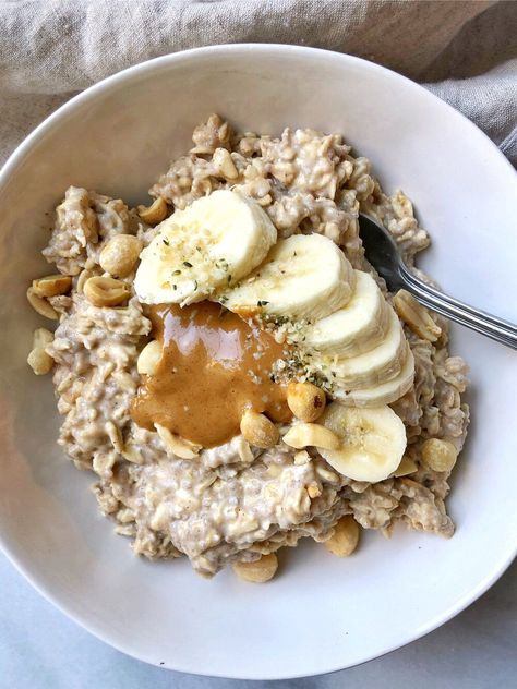 Not only are they perfect for a quick breakfast but there are so many ways to switch them up based off what you’re in the mood for. These peanut butter banana over night oats are one of my go-to’s because I mean does it get any better than the peanut butter and banana combo!? Oat Carrot Cake, Peanut Butter Banana Overnight Oats, Bowl Of Oatmeal, Banana Overnight Oats, Think Food, Peanut Butter Banana, Quick Breakfast, Overnight Oats, Pretty Food