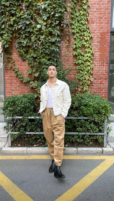 Khaki Top Outfit, Derby Shoes Outfit, Black Boots Outfit, Top Outfit, Street Style Inspiration, Boots Outfit, Ig Story, Mens Clothing Styles, Black Boots