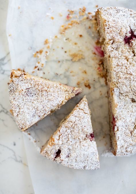 Simple Summer Berry Cake | The Vanilla Bean Blog Summer Berry Cake, Vanilla Bean Blog, Sarah Kieffer, Yellow Cake Recipe, Summer Cake, Plain Cake, Berry Cake, Sprinkle Cake, Smitten Kitchen