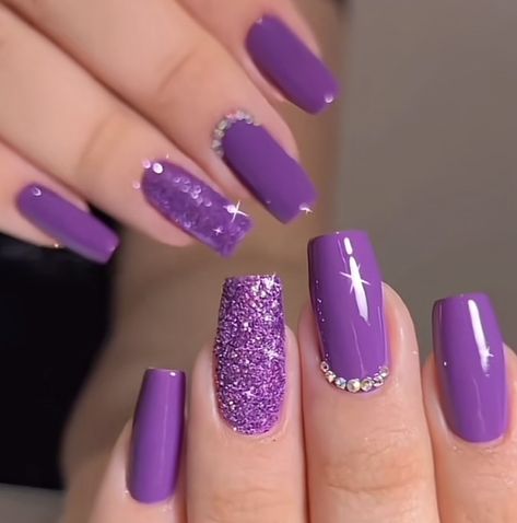 Simple Purple And Silver Nails, Purple Nail With Glitter, Eggplant Color Nail Designs, Dark Purple Winter Nails, Purple Medium Nails, Purple Nail Designs With Glitter, Purple Nails Designs Glitter, Nails Roxo, January Birthday Nails