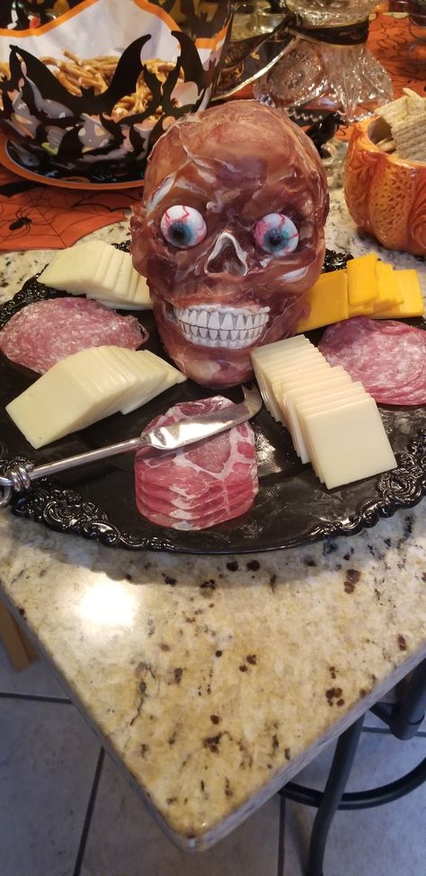 Meat Skeleton Halloween, Skeleton Cheeseboard, Skeleton Meat And Cheese Tray, Spooky Meat And Cheese Tray, Charcuterie Skelton, Easy Halloween Party Food, Meat And Cheese Tray, Halloween Themed Food, Cheese Tray