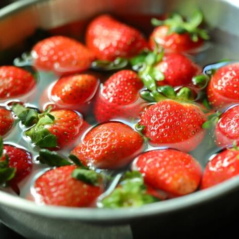 Best Way To Wash Strawberries, Strawberry Cleaning, Washing Strawberries, Clean Strawberries, How To Clean Strawberries, How To Wash Strawberries, Wash Strawberries, Strawberry Vinegar, Fruits And Vegetables List