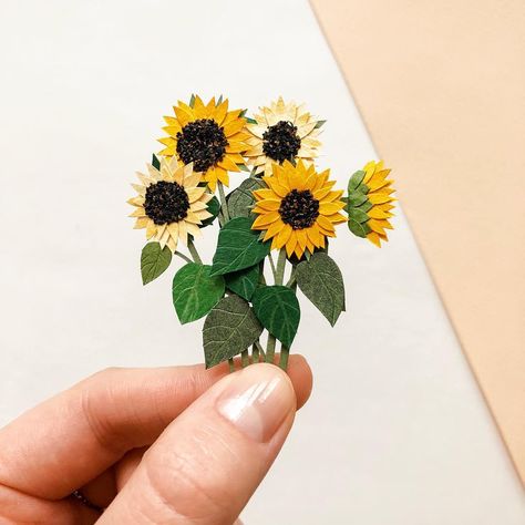 Bouquet of sunflowers 🌻  ——————————  Lissovacraft.etsy.com Paper Botanicals, Flower Bouquet Drawing, Origami Wall Art, Diy Crafts Vintage, Crafts Vintage, Paper Cutout Art, Paper Plants, Trendy Flowers, Paper Art Craft