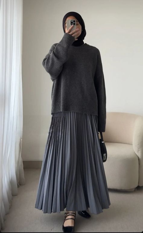 Skirt Outfits Hijab Winter, Casual Muslimah Outfit, Gray Hijab Outfit, Grey Skirt Outfit Winter, Dark Academia Hijab, Grey Outfit Hijab, Grey Hijab Outfit, Pleated Mini Skirt Outfit, Outfit Modest