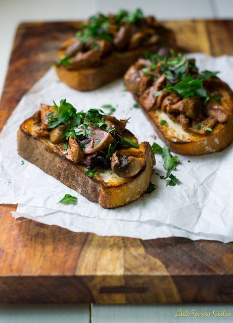 Roasted Mushroom Crostini with Wine and Herbs via LittleFerraroKitchen.com by FerraroKitchen1, via Flickr Mushroom Crostini, Tapas Recipes, Italian Recipes Traditional, Roasted Mushrooms, Appetizers For Party, Clean Eating Snacks, Appetizer Snacks, Bon Appetit, Italian Recipes