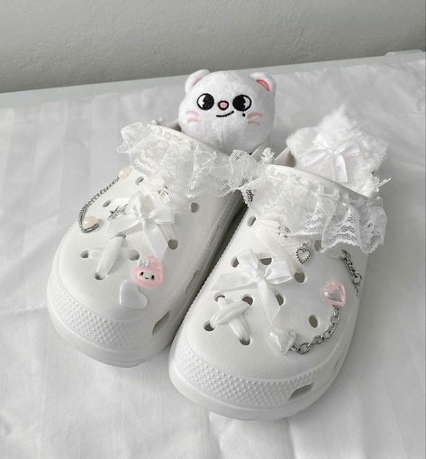 Cute White Crocs, Croc Decor Ideas, White Crocs Aesthetic, Girly Crocs, Crock Ideas, Croc Decor, Jibbitz Ideas, Crocs Aesthetic, Crocs With Charms