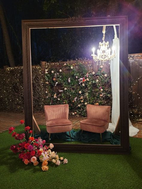 Selfie Corner For Wedding, Portable Selfie Wall, Frame Backdrop Ideas, Wedding Props Ideas Diy, Old Hollywood Backdrop, Immersive Photo Booth, Backdrop Rental Business, Wedding Photo Area Backdrop Ideas, Photo Station Wedding