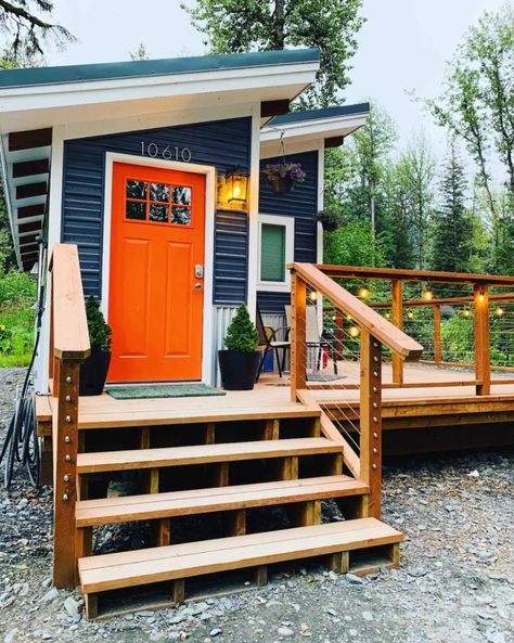 Alaska House, Tiny House Vacation, Tiny House Exterior, Tiny Houses For Rent, Tiny House Nation, Best Tiny House, Tiny Cabins, House Deck, Little Cabin