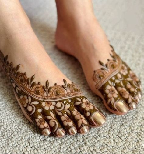 25+ Trendy Leg Mehendi Designs for 2024 Brides Bridal Mehndi Feet Brides, Bridal Mehandi Legs Wedding Mehndi, Bridal Henna Designs Feet Brides, Mehndi Designs For Bridals, Mehendi Designs For Feet Unique, Mehndi In Leg, Minimalist Leg Mehendi, Mehendi Designs For Legs Unique, Wedding Theme Mehendi Designs