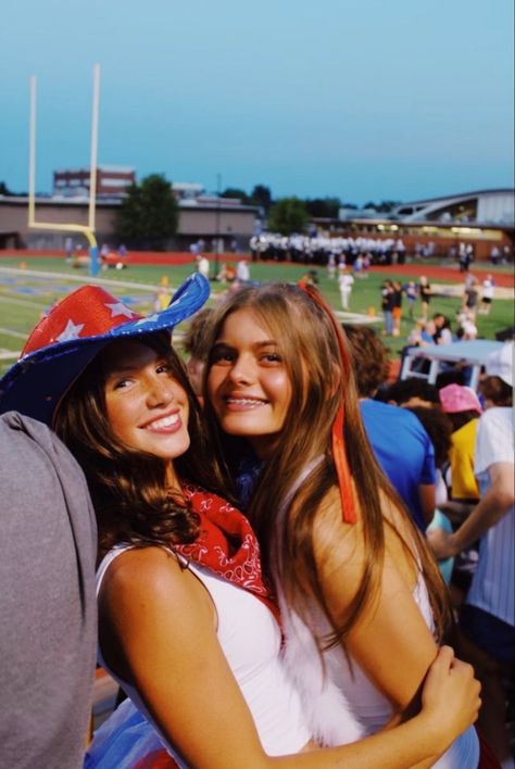 Fnl Picture Ideas, Usa Fnl Theme, Usa Themed Football Game, Usa Theme Outfit Football Games, Football Game Pictures, Fnl Themes, Senior Year Aesthetic, Football Season Outfits, Football Game Outfit Highschool