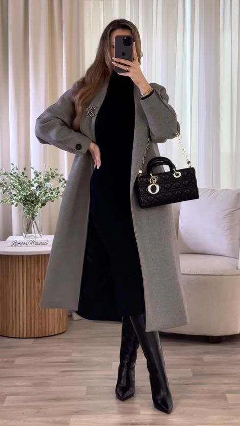 College Outfit Winter Women, Classy Look For Women, Old School Women Outfits, Fall Outfits Women Classy Casual, Chic Coats For Women, Fur Coat Outfit Elegant, Casual Outfits For Autumn, Rich Outfits Classy Plus Size, Outfit Europe