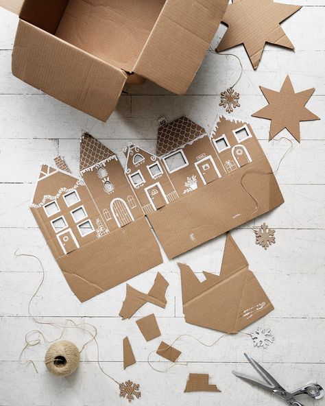 Panduro on Instagram: “DIY cardboard houses. . Create a winter skyline for your window with ordinary brown cardboard and white markers. Simple and so pretty! .…” Christmas Decoration For Windows, Ginger Bread Cardboard House, Cardboard Xmas Decorations, Cardboard Box Crafts Christmas, Diy Cardboard Decor, Cardboard Gingerbread Village, Mini Cardboard House, Cardboard Gingerbread House Diy, Diy Cardboard Gingerbread House