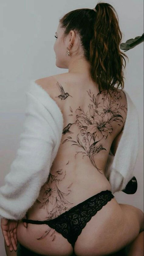 Tattoo Back Women Flowers, Back Tattoos Line Work, Womens Large Tattoos, Popular Tattoo Styles, Floral Back Tattoos For Women, Large Feminine Tattoos, Tattooed Photoshoot, Tattoo On Back For Women, Women Full Back Tattoo