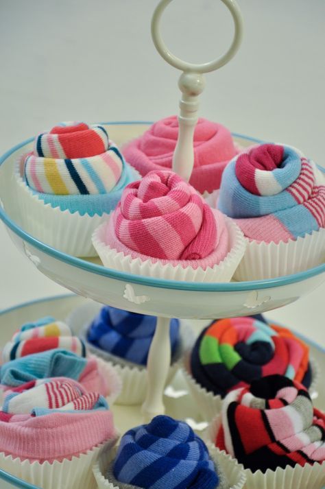 Pippa's long stockings: DIY sock cupcakes | Sock cupcakes are a great way to display socks as a gift. Or you could just display your own socks like this, if you really want to... How To Wrap Slippers For Gift, Folding Socks Gift, How To Fold Socks For Gift, How To Gift Socks, Wrapping Socks As A Gift, How To Wrap Socks As A Gift, Sock Party, Socks Display, Cupcake Socks