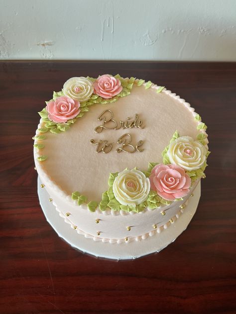 Bride To Be Cakes Ideas, Cake With Gold, Butterfly Birthday Cakes, Buttercream Roses, White Buttercream, Buttercream Cake Decorating, Bridal Shower Cakes, Bridal Shower Cake, Butterfly Birthday