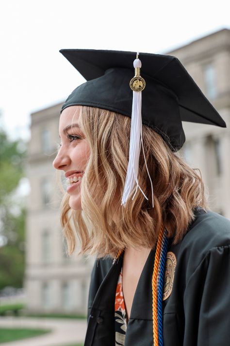 Grad Pic Hairstyles Short Hair, Graduation Cap Short Hair, University Photoshoot Ideas, Short Hair Graduation Picture, Short Hair Senior Pictures, Short Hair Graduation Cap, Convocation Photoshoot, Judge Costume, Graduation Hairstyles With Cap