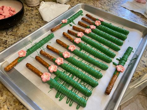 Hawaiian Pretzel Rods, Enchanted Forest Pretzel Sticks, Moana Pretzel Sticks, Moana Rice Crispy Treats, Tinkerbell Desserts, Lilo And Stitch Snacks, Luau Deserts, Luau Treats, Moana Dessert Table