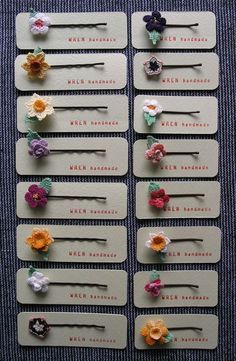 pinches en crochet 30 Aesthetic, Crochet Hair Clips, Crocheted Flower, Crocheted Flowers, Crochet Hair Accessories, Pola Sulam, Crochet Flower Patterns, Diy Hair Accessories, Love Crochet