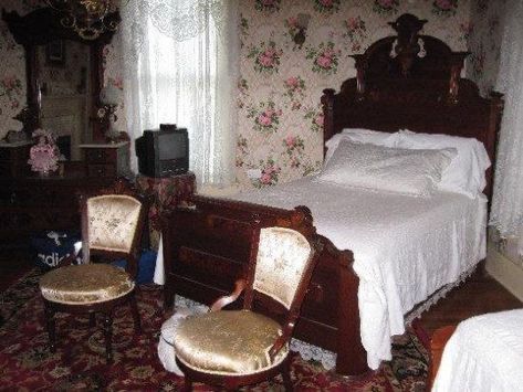 Southern Gothic House, Victorian Beds, Swan Room, Bedroom 90s, Havre De Grace Maryland, Florida Road Trip, Silver Bed, Antique Bed, Victorian Bed