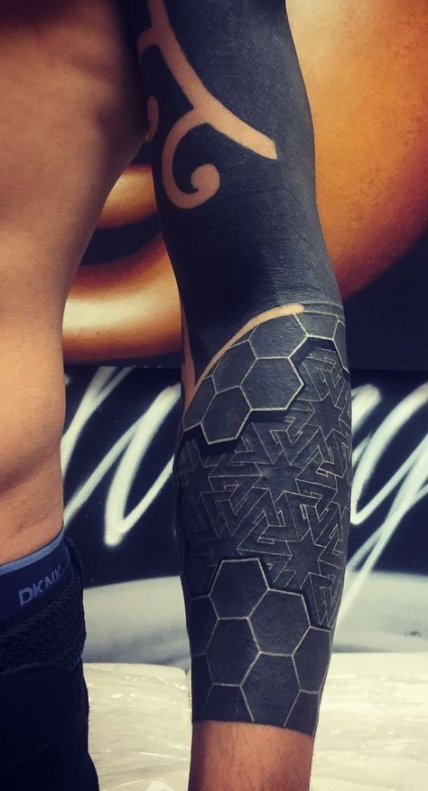 Dream Tattoo Ideas, Tattoos Masculinas, Black Sleeve Tattoo, Tattoo Band, Solid Black Tattoo, Geometric Sleeve Tattoo, Black Tattoo Cover Up, Blackout Tattoo, Tattoo Zeichnungen