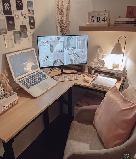 L Desk Setup Aesthetic, Cozy Pink Aesthetic, Cozy Desk Aesthetic, Cozy Aesthetic Home, Pink Aesthetic Home, Home Office Inspo, Cute Rooms, Aesthetic Home Office, Outfit Office