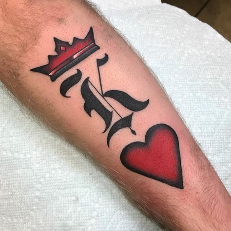 Bobby Bosak on Instagram: “King. @aceshightattooshop @johnwylie #bobbybosak #customtattoo #kingofhearts #kingofheartstattoo #oldenglish #oldenglishtattoo #blackandred…” Crown Tattoos Men, King Hand Tattoo, King Of Diamonds Tattoo, King Of Hearts Tattoo, Mens Face Tattoos, Crown Tattoo Men, Old English Tattoo, Skateboard Tattoo, Daddy Tattoos