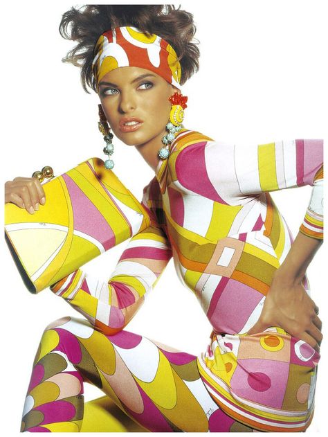 TatiTati Style - Linda Evangelista wearing Pucci for Vogue US, May 1990. Photographer Irving Penn Evangelista Linda, Japan Vogue, Sophie Dahl, Hairstyles Bangs, Paris Vogue, Pucci Vintage, Irving Penn, Bonnie Cashin, Robert Mapplethorpe