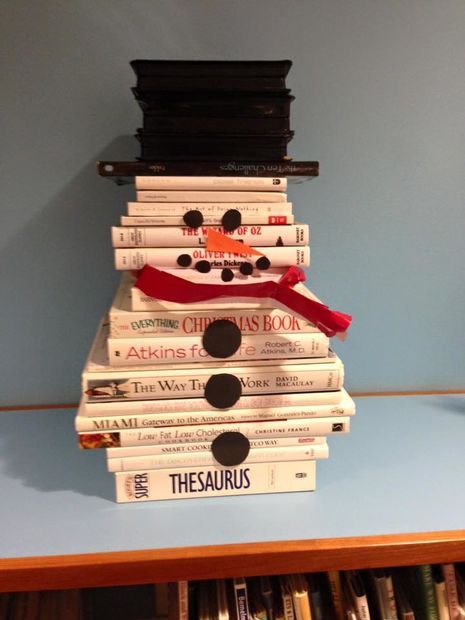 Christmas Library Display, School Library Displays, Book Christmas Tree, Library Book Displays, Book Tree, Library Activities, Winter Books, Book Sculpture, Library Displays