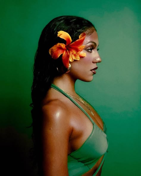 @nathiofficial_ Jamaican Photoshoot, Self Potraits Idea Aesthetic, Flower In Hair Aesthetic, Flower Fashion Photography, Floral Photoshoot, Brazilian Art, Francis Picabia, Beautiful Photoshoot Ideas, Flower Photoshoot