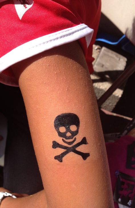 Skull Crossbones Tattoo, Cross Bones Tattoo, Henna Skull, Skull And Crossbones Tattoo, Henna For Boys, 24 Tattoo, Edit Poto, Pirate Face, Engraving Tattoo