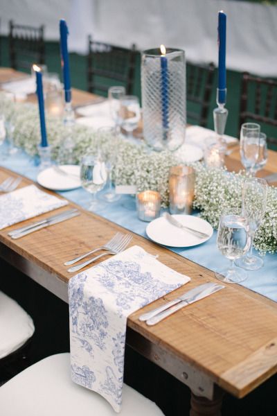 Gorgeous blue decor: http://www.stylemepretty.com/florida-weddings/miami-fl/2015/04/21/elegant-toile-inspired-miami-garden-wedding/ | Photography: Katie Lopez - http://katielopezphotography.com/ China Plates Wedding, Toile Wedding, Villa Woodbine, Expo Ideas, Passover Table, Rome Wedding, Cozy Wedding, Bridal Expo, Beautiful Tablescapes