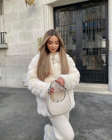 White Fluffy Jacket Outfit, Outfit Nieve, Fluffy Coat Outfit, Fluffy Jacket Outfit, Snow Outfits For Women, Comfy Aesthetic, Outfit Aesthetics, Outfit Elegantes, Winter Ootd