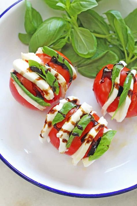 A simple but impressive way of serving a Caprese Salad. A great way to get kids excited about tomatoes! | My Fussy Eater Blog Canapes Faciles, Ensalada Caprese, Sommer Mad, Nibbles For Party, Fussy Eaters, Easy Meals For Kids, Party Finger Foods, God Mat, Snacks Für Party