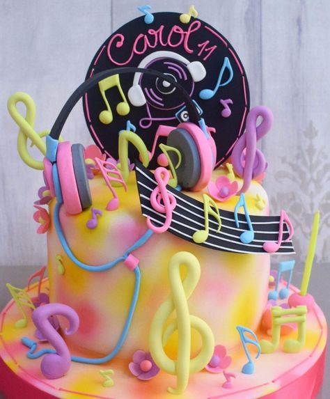 Pink Food Ideas, Pink Birthday Cake Ideas, Pink Recipes, Cake Decor Ideas, Barbie Themed Cake, Music Cupcakes, Music Themed Cakes, Music Theme Birthday, Music Cakes