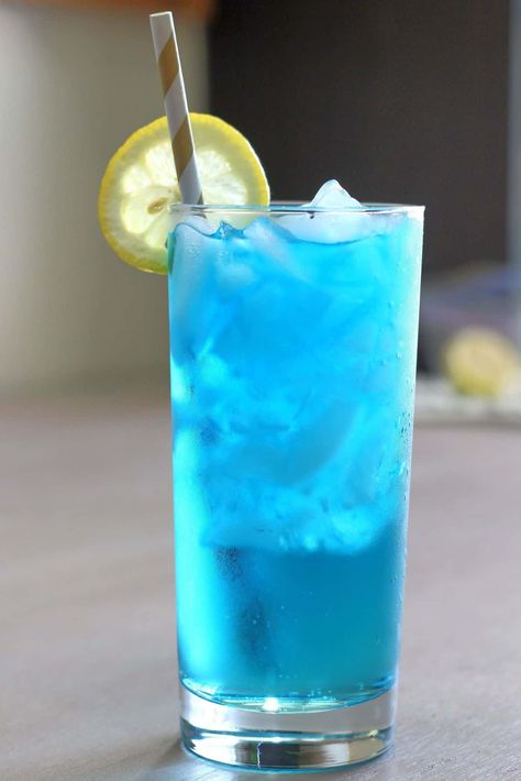 Drinks With Sprite, Blue Alcoholic Drinks, Beach Drink Recipes, Coconut Vodka, Fruity Alcohol Drinks, Blue Drink, Beach Cocktails, Vodka Cocktails Recipes, Blue Drinks