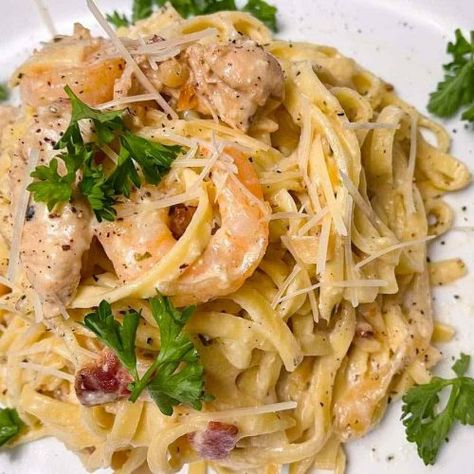 Chicken And Shrimp Carbonara, Shrimp Carbonara, Olive Garden Chicken, Chicken Carbonara Recipe, Chicken Carbonara, Creamy Parmesan Sauce, Copy Cats, Carbonara Recipe, Tasty Chicken