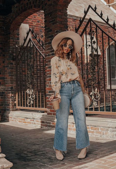 http://www.stilettobeats.com/2018/01/the-best-jeans-for-women-with-thick-thighs/ Denim Culottes, Wide Legged Jeans, What Should I Wear Today, The Best Jeans, High Waisted Flare Pants, Best Jeans For Women, Mom Jeans Outfit, Trendy Pants, Kick Flare Jeans