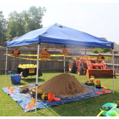 construction site/ dirt party. Brayden's birthday??? Maybe????!!!! Birthday Party Themes For Boys, Hide Toys, Construction Theme Birthday Party, Construction Theme Party, Anniversaire Diy, Party Themes For Boys, Construction Birthday Parties, Trucks Birthday Party, Construction Theme