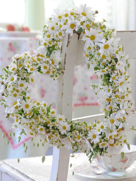 Daisy Wedding Theme, Dekoratívne Vence, Daisy Party, Daisy Wedding, בר מצווה, Yellow Wedding, Deco Floral, Wedding Themes, Country Wedding