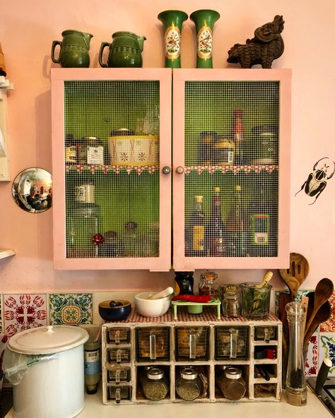 Pink Green And Black Kitchen, Coral And Green Kitchen, Green And Peach Kitchen, Pink And Green Kitchen Decor, Pink And Green Kitchen Ideas, Pink And Green Aesthetic Vintage, Green Kitchen Vintage, Pink And Green House, Green Pink Kitchen