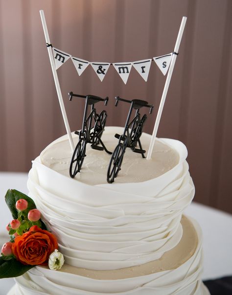 Hot Weather Wedding, Bicycle Wedding Cake, Bicycle Themed Wedding, 15 Cakes, Bicycle Cake, Bike Cake, Bicycle Wedding, Bike Wedding, Planning A Birthday Party