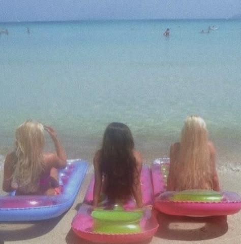 No Ordinary Girl, Beach Girl Aesthetic, H2o Mermaids, Coconut Dream, Tropical Girl, Barbie Summer, Mako Mermaids, Mermaid Aesthetic, Ordinary Girls