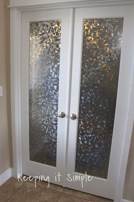 how to frost a window for more privacy, how to Diy Frosted Glass Window, Diy Bathroom Door, Frosted Glass Diy, Diy Bathroom Paint, Glass Bathroom Door, Privacy Windows, Window Glass Replacement, Bathroom Door Sign, Frosted Glass Window