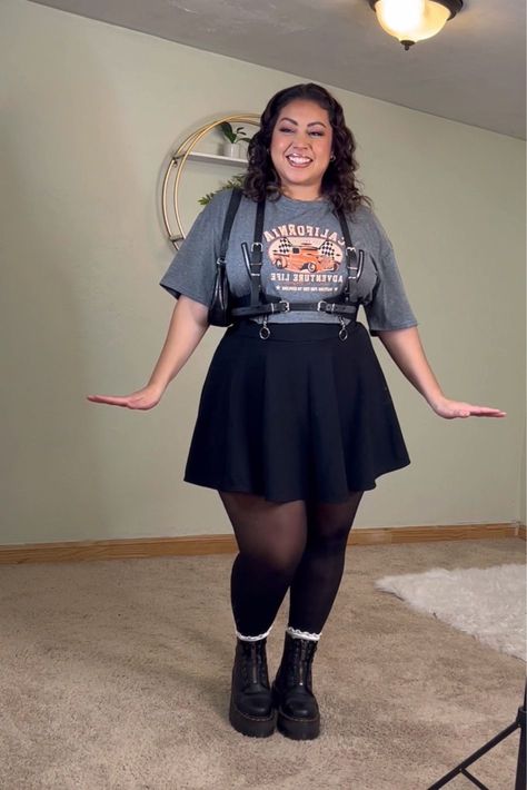 Hhn Outfit Ideas Plus Size, Plus Size Latina Fashion, Plus Rocker Style, Gothic Summer Outfits Plus Size, Emo Aesthetic Outfit Plus Size, Punk Concert Outfit Plus Size, Egirl Fashion Plus Size, Alternative Curvy Outfits, Plus Size E Girl Outfits