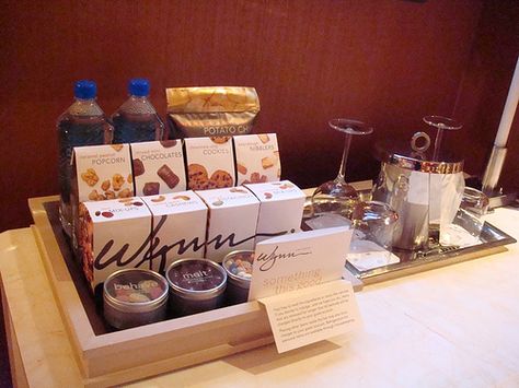 Hotel Room Mini Bar, Minibar Design, Minibar Ideas, Hotel Snacks, Hotel Room Amenities, Hotel Proposal, Snack Room, Airbnb Guest Rooms, Hotel Minibar