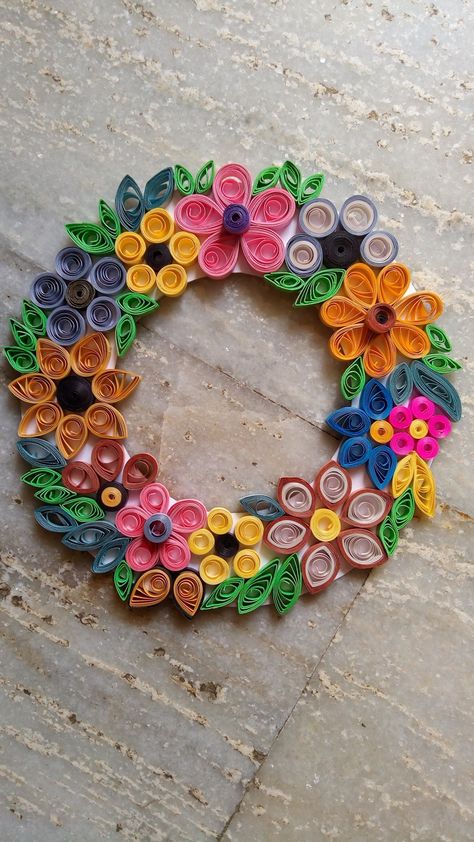 Quilled Wall Hanging, Paper Quilling Wall Hanging, Quilling Wall Decor, Paper Quilling Designs Creative Wall Art, Quilling Wall Hangings, Simple Quilling Ideas, Paper Quilling Wall Art, Quilling Candle Holder, Quilling Dolls